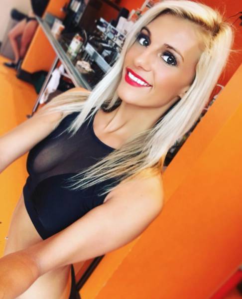 Девушки в сетчатой одежде