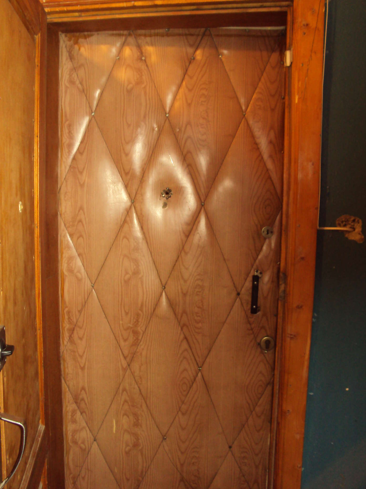 Тайна дверей, открывающихся «вовнутрь»