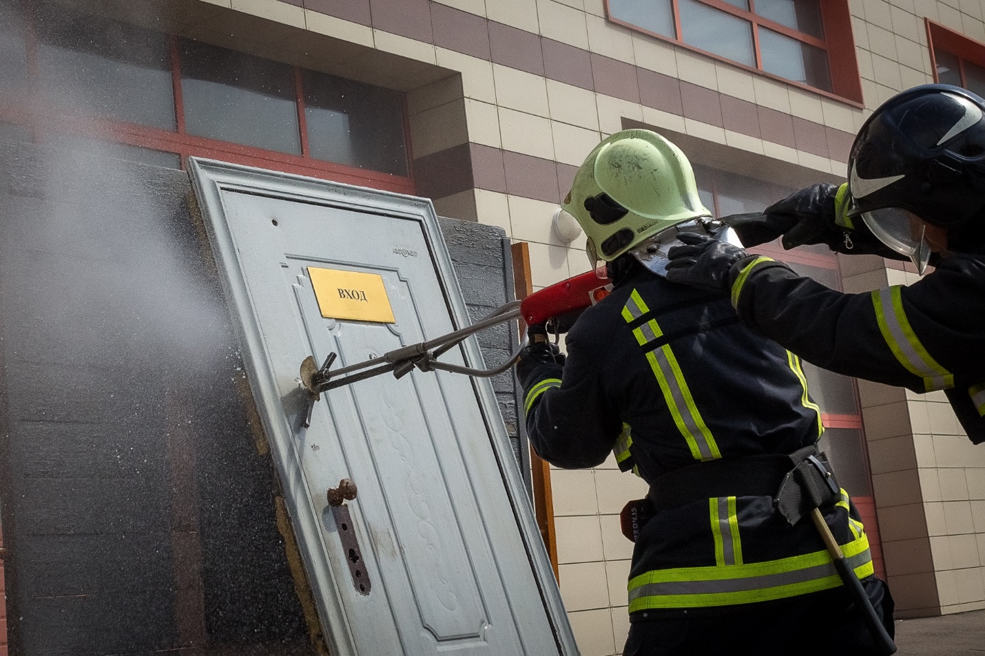 Тайна дверей, открывающихся «вовнутрь»