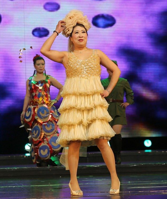 Китайская пенсионерка сшила себе платье из презервативов