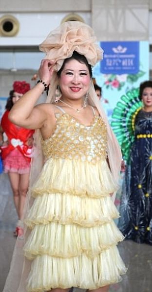 Китайская пенсионерка сшила себе платье из презервативов