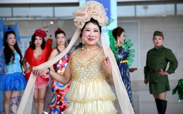 Китайская пенсионерка сшила себе платье из презервативов