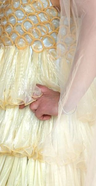 Китайская пенсионерка сшила себе платье из презервативов