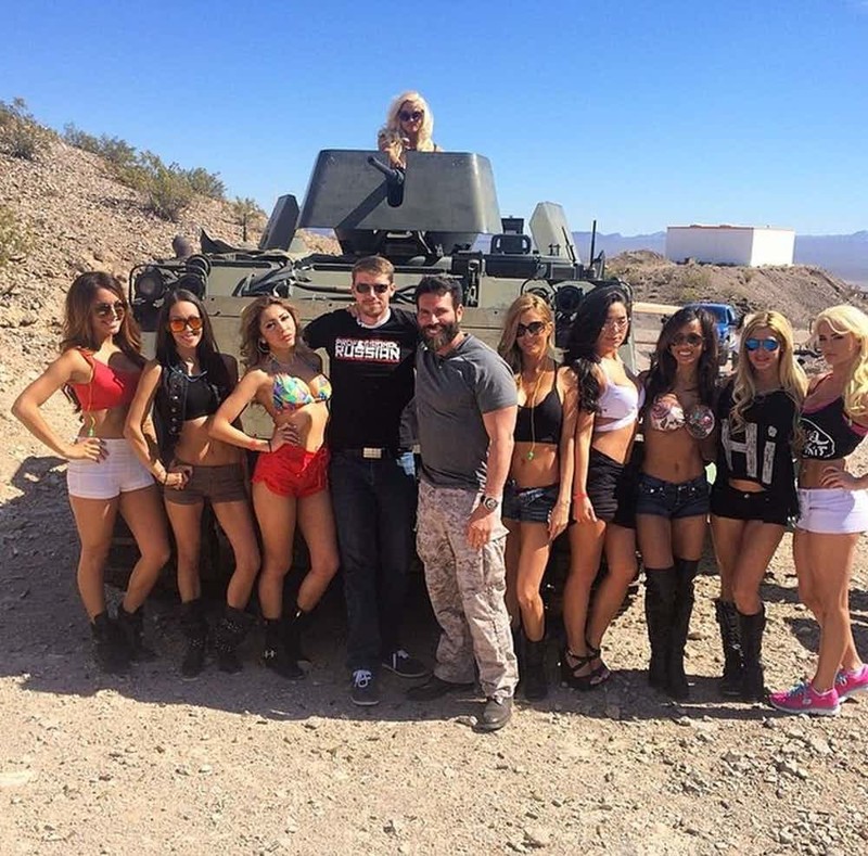 18 фото из жизни самого эксцентричного миллионера США