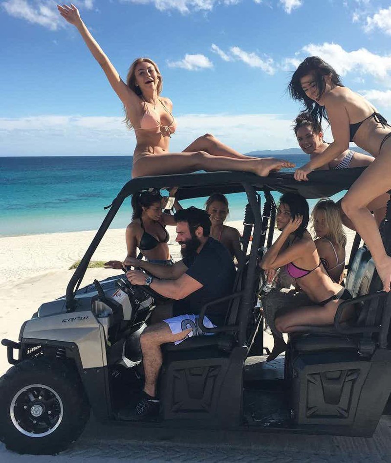 18 фото из жизни самого эксцентричного миллионера США