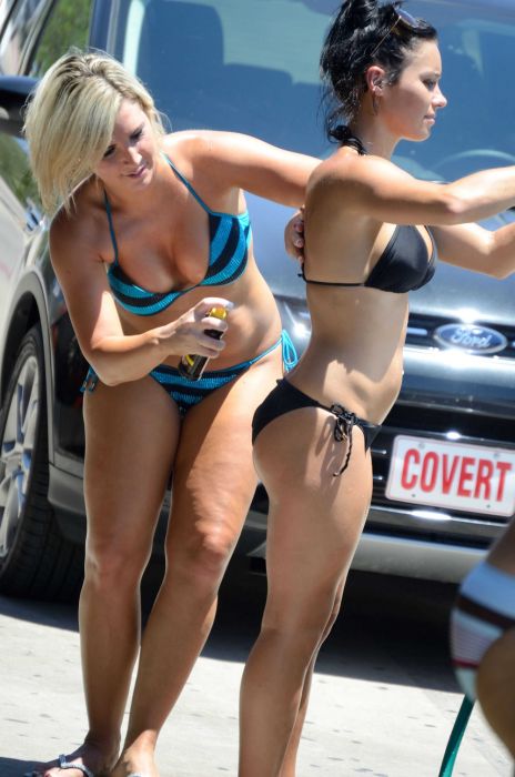 Девушки в купальниках моют машины