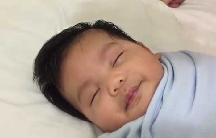 Молодой папа научился убаюкивать своего трёхмесячного малыша за 40 секунд Молодой папа научился убаюкивать своего трёхмесячного малыша за 40 секунд