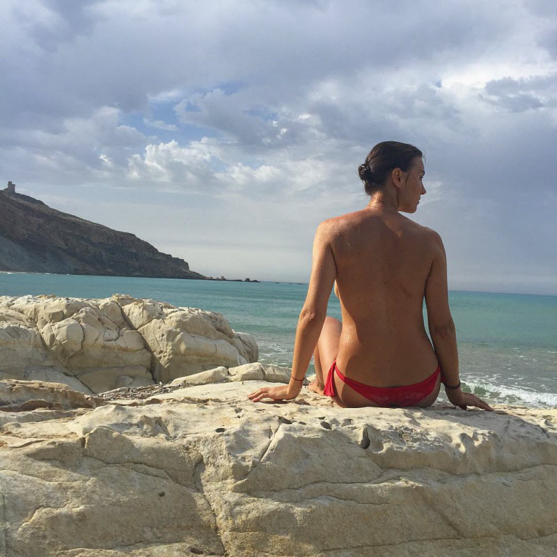 'Богини в бикини'. Пляжные ФОТО известных красавиц от 40 и старше