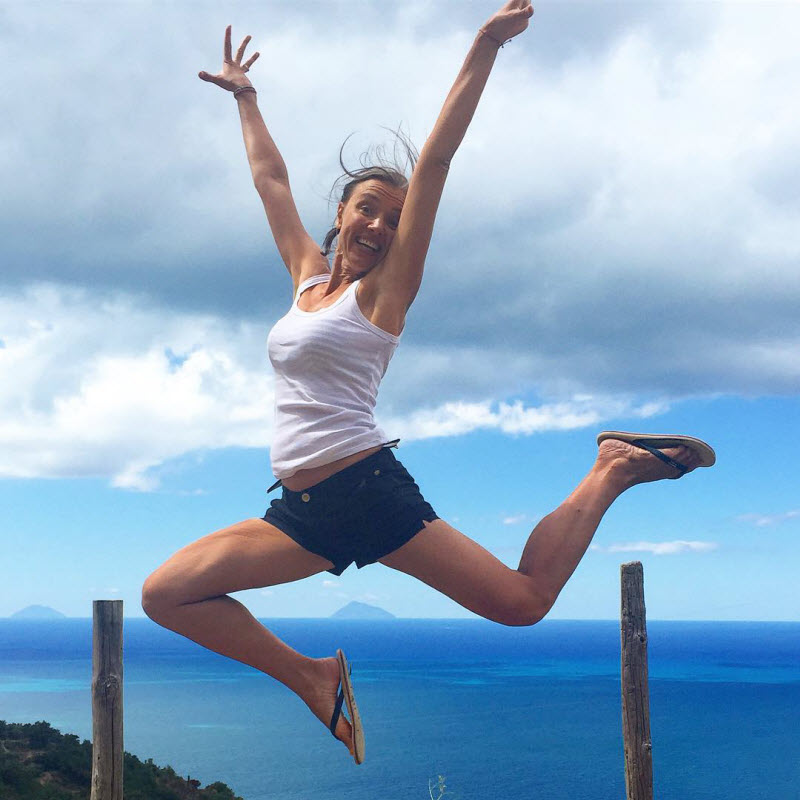 'Богини в бикини'. Пляжные ФОТО известных красавиц от 40 и старше