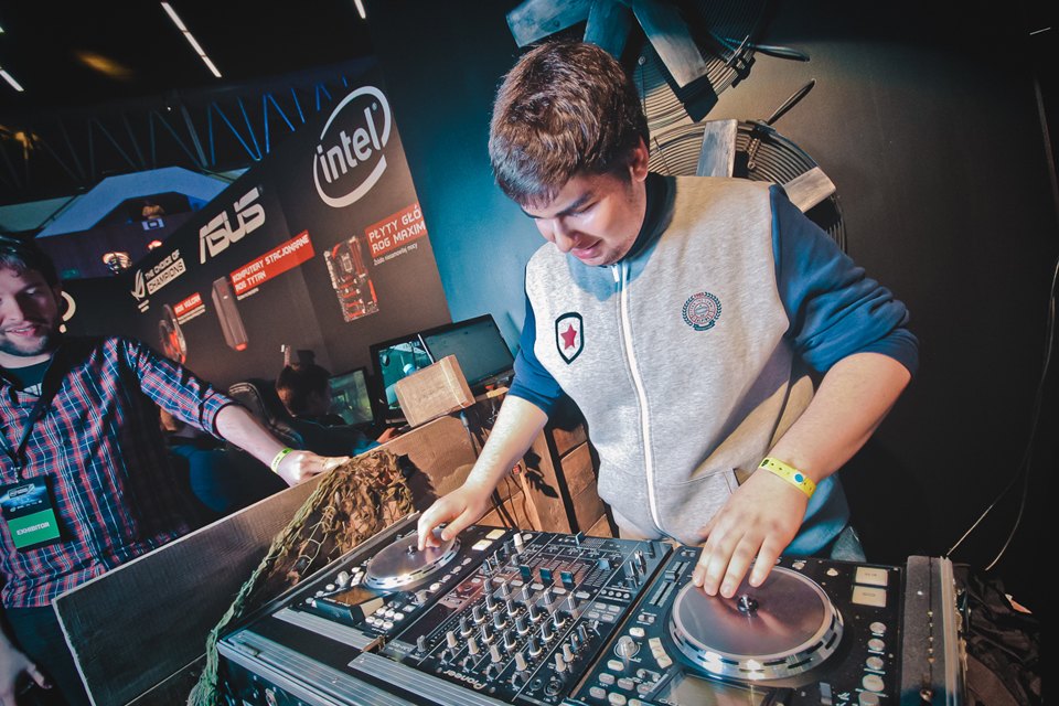 Как зарабатывают профессиональные геймеры (10 фото)