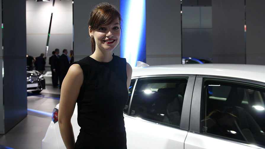 Девушки Парижского автосалона