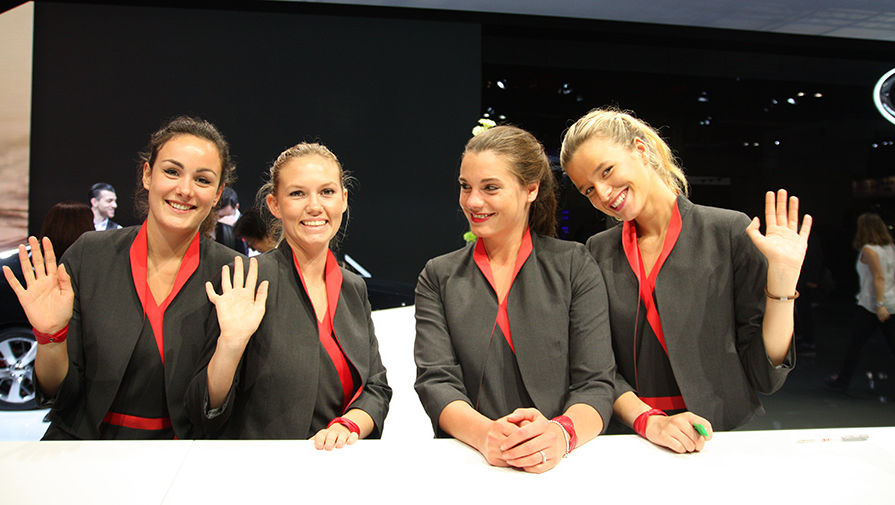 Девушки Парижского автосалона