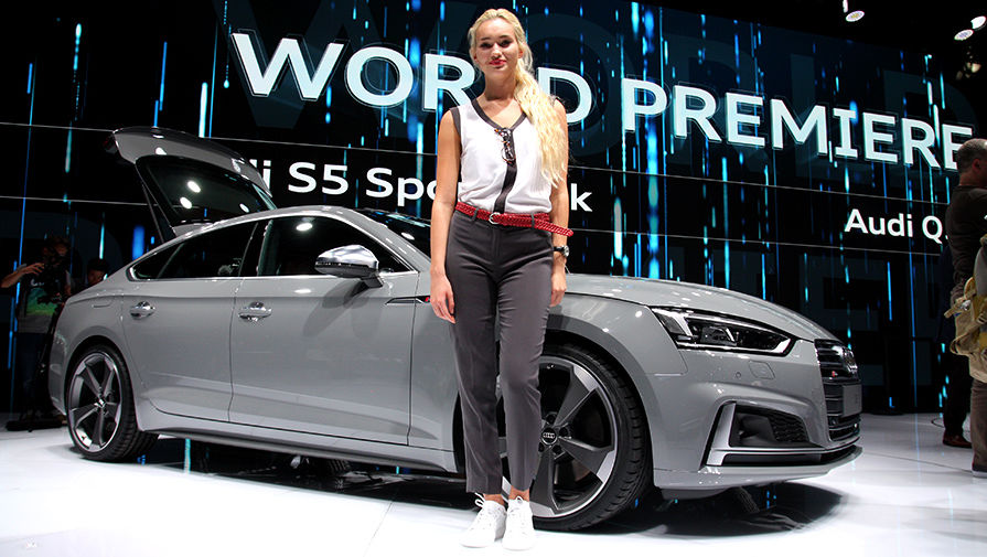 Девушки Парижского автосалона