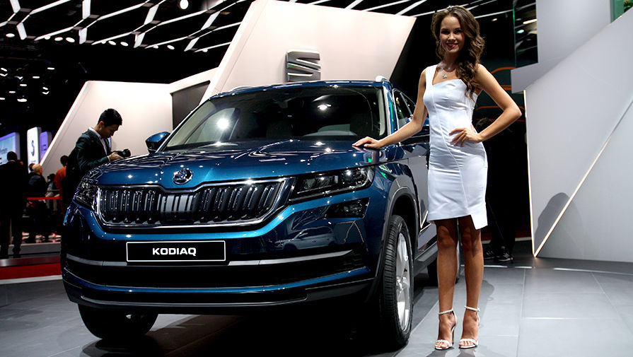 Девушки Парижского автосалона