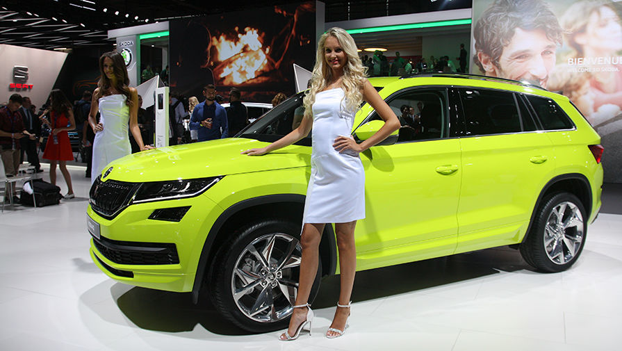 Девушки Парижского автосалона