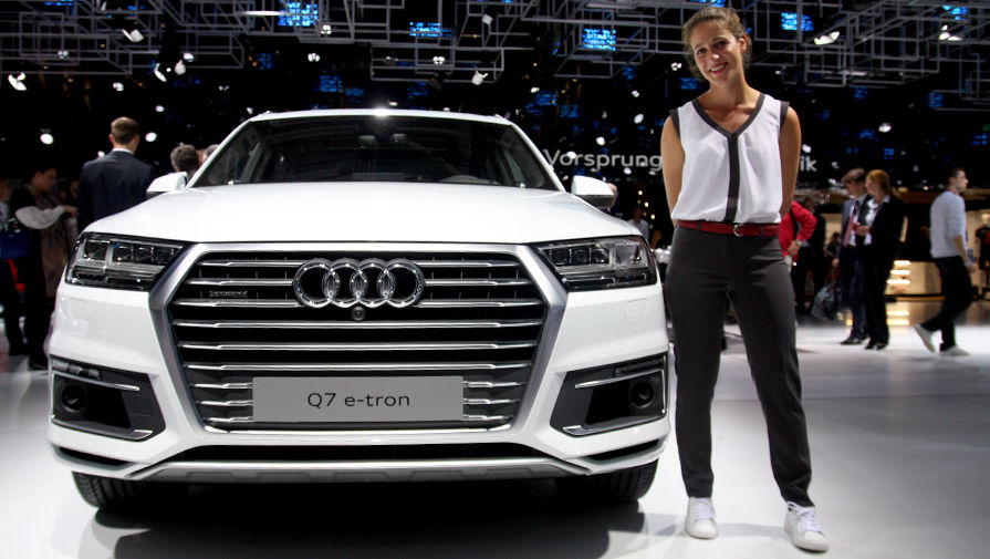 Девушки Парижского автосалона