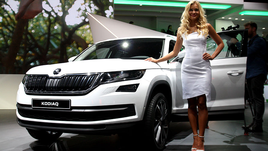 Девушки Парижского автосалона