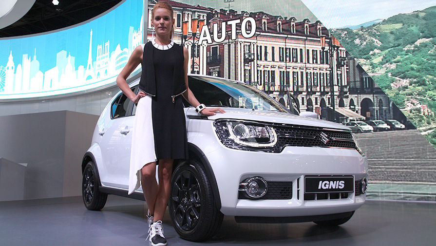 Девушки Парижского автосалона