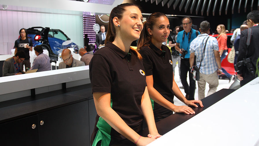 Девушки Парижского автосалона