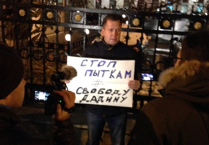 ФСИН и СК проводят проверки по факту избиения Ильдара Дадина ФСИН и СК проводят проверки по факту избиения Ильдара Дадина