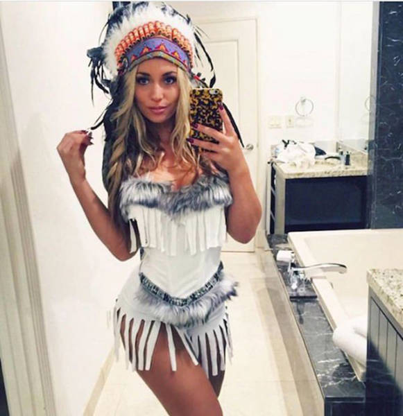 Очаровательные девушки празднуют Хллоуин