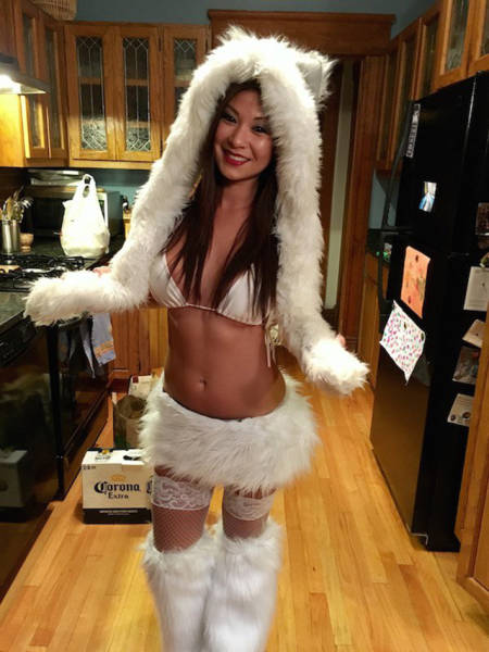 Очаровательные девушки празднуют Хллоуин