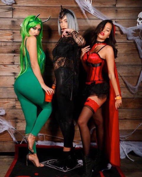 Очаровательные девушки празднуют Хллоуин