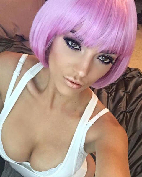 Очаровательные девушки празднуют Хллоуин