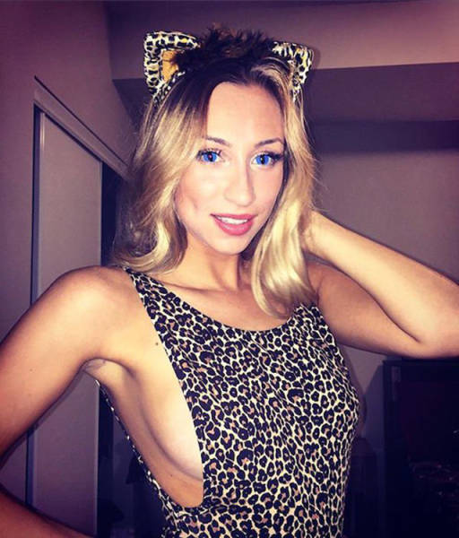 Очаровательные девушки празднуют Хллоуин