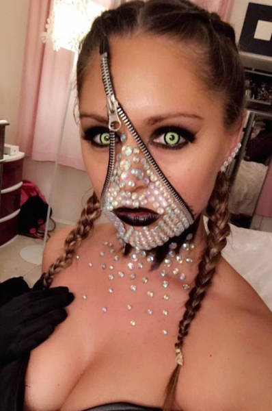 Очаровательные девушки празднуют Хллоуин