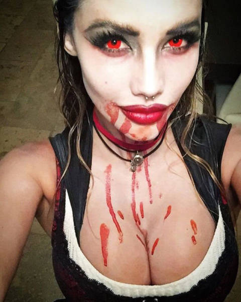 Очаровательные девушки празднуют Хллоуин