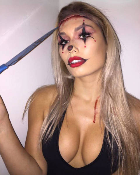 Очаровательные девушки празднуют Хллоуин