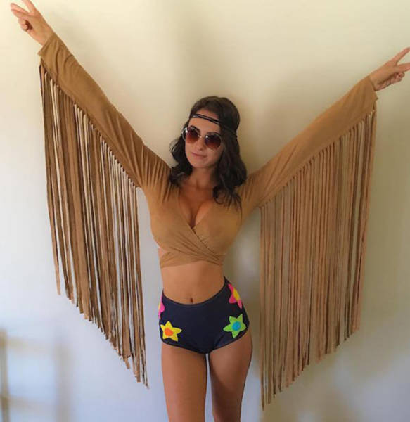 Очаровательные девушки празднуют Хллоуин