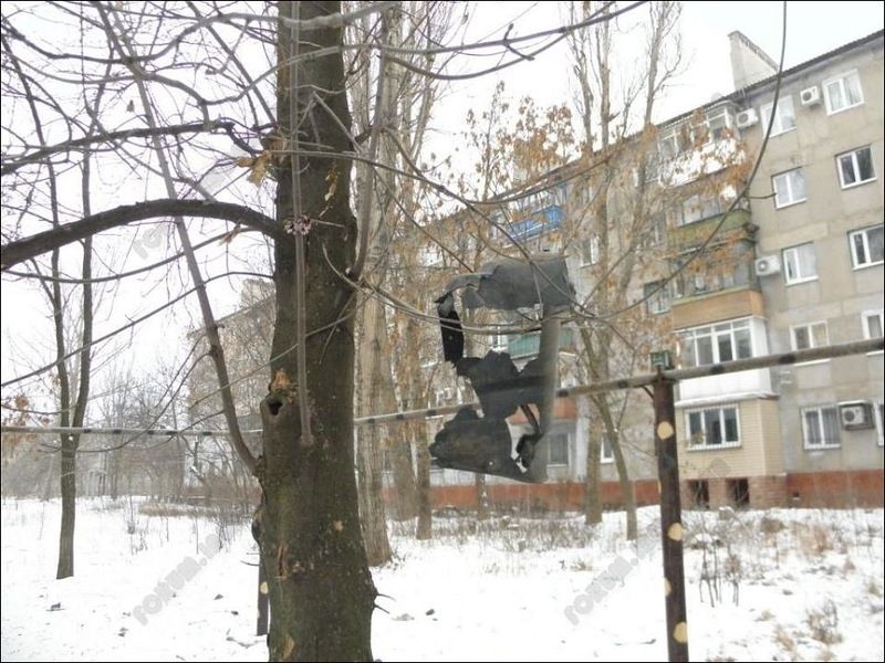 Автомобиль разорвало на части (6 фото)