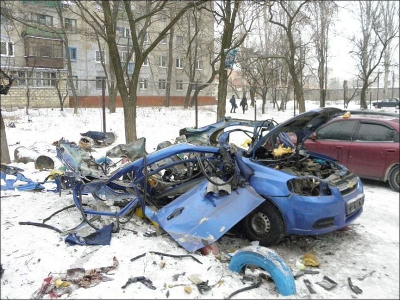 Автомобиль разорвало на части (6 фото)