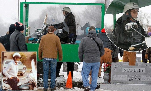 Байкера похоронили сидя на мотоцикле (7 фото)