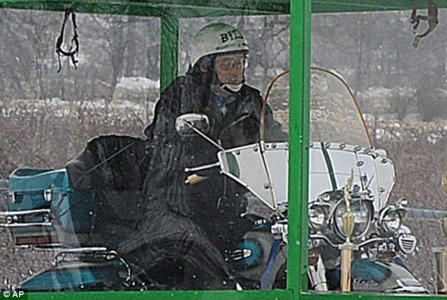 Байкера похоронили сидя на мотоцикле (7 фото)