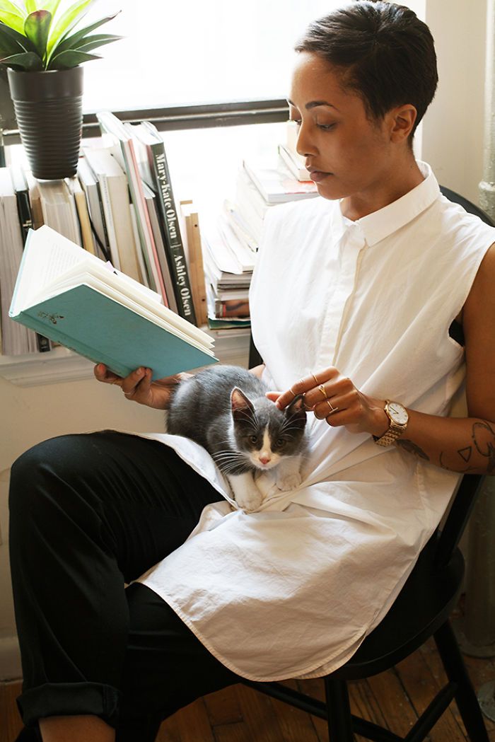 Красивые девушки со своими котами, которых они приютили