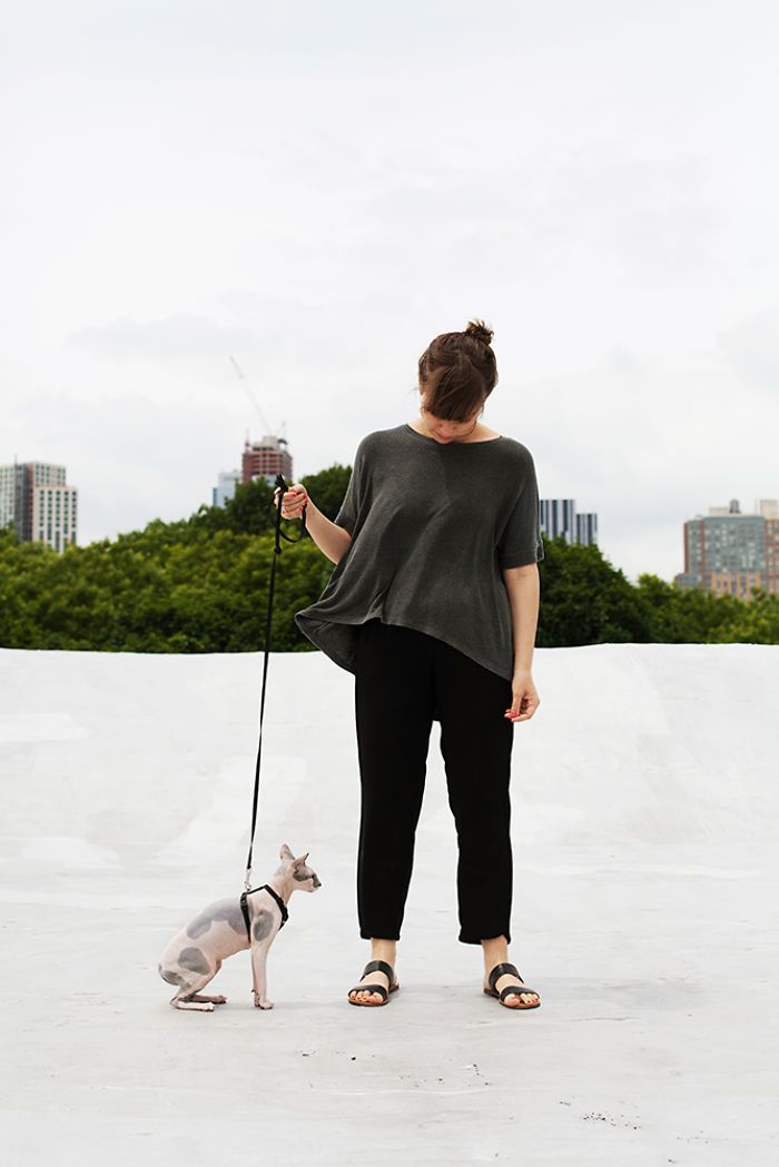 Красивые девушки со своими котами, которых они приютили