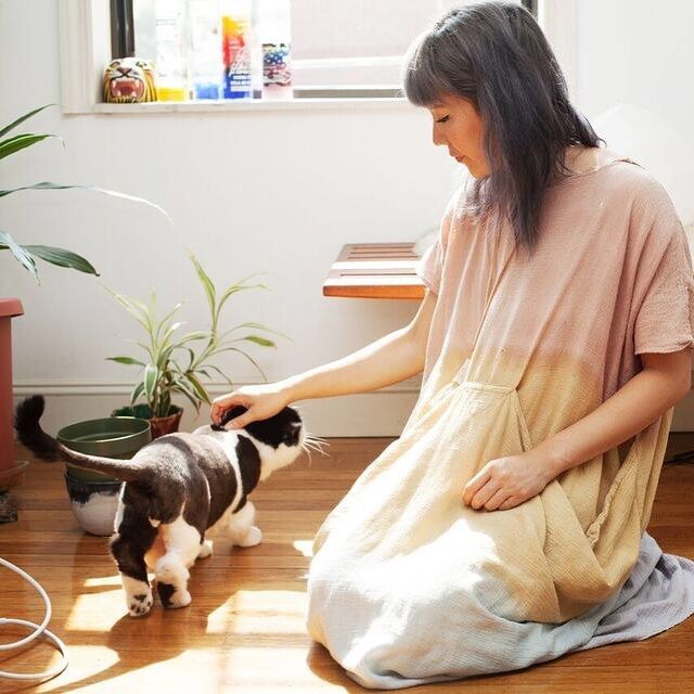 Красивые девушки со своими котами, которых они приютили