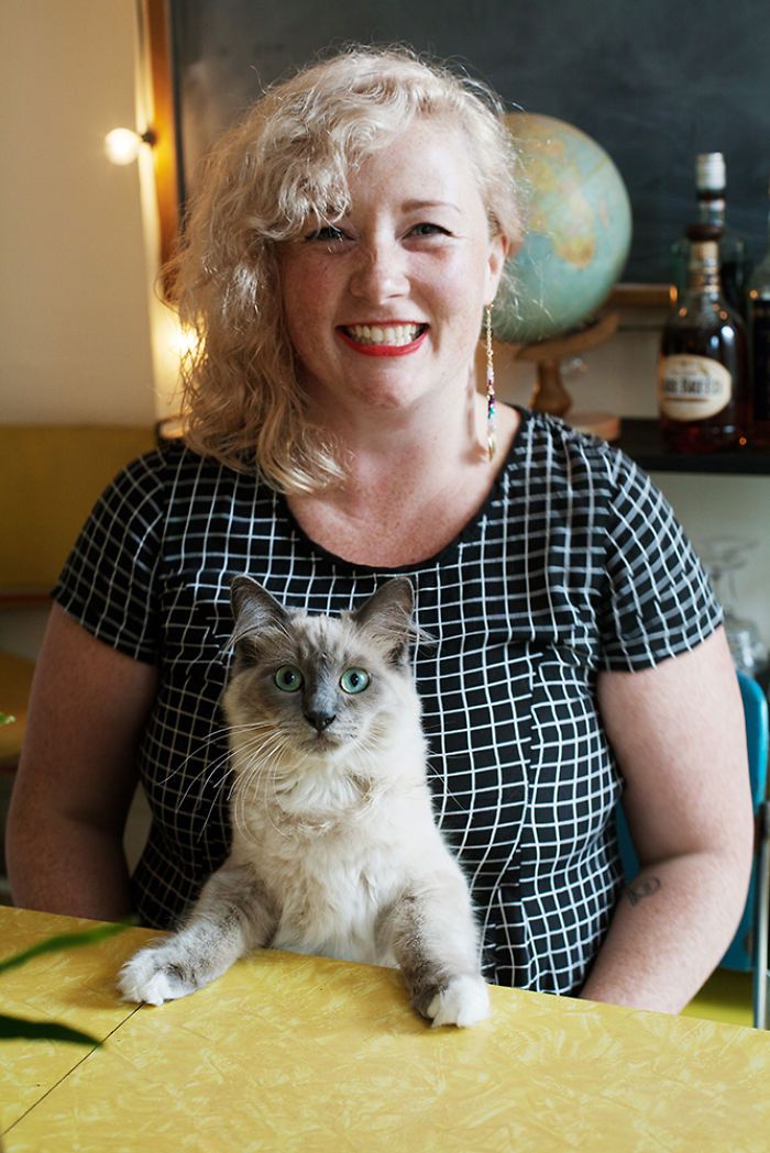 Красивые девушки со своими котами, которых они приютили