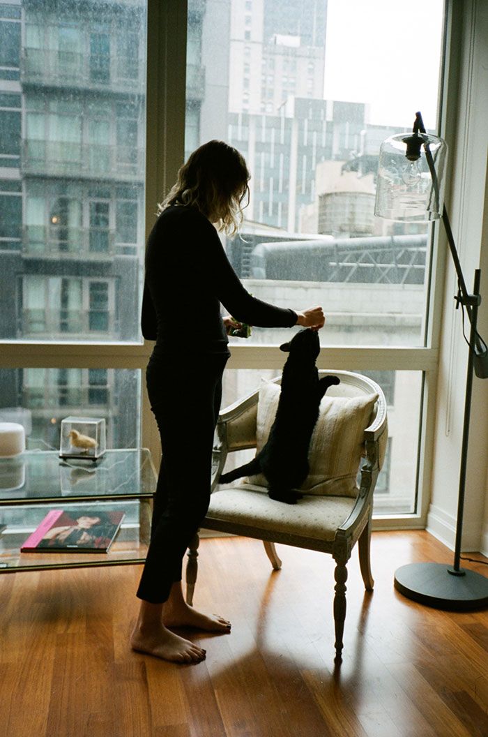 Красивые девушки со своими котами, которых они приютили