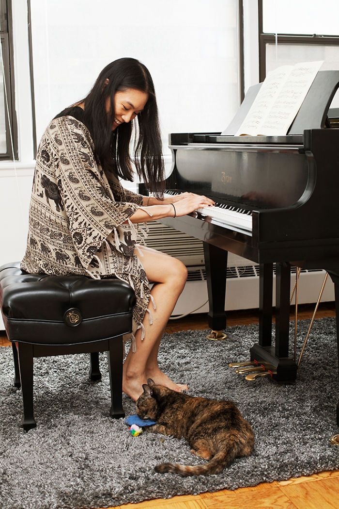 Красивые девушки со своими котами, которых они приютили