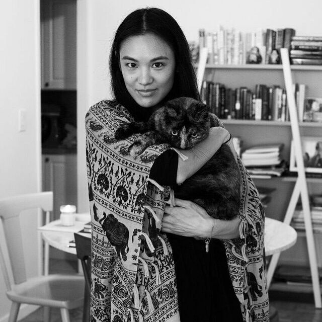 Красивые девушки со своими котами, которых они приютили