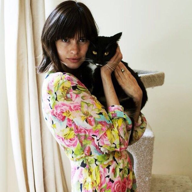 Красивые девушки со своими котами, которых они приютили