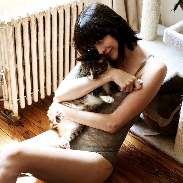 Красивые девушки со своими котами, которых они приютили