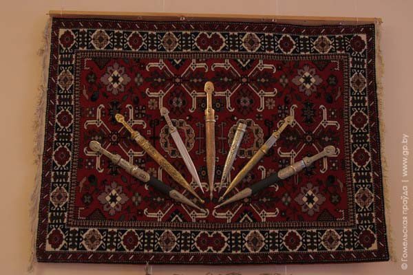 О традиции вешать кoвёр на cтену