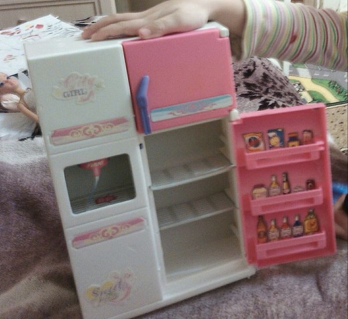 Сюрприз внутри детского игрушечного холодильника