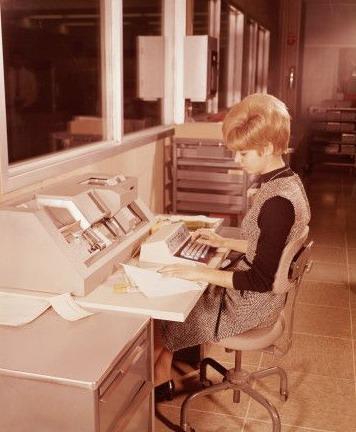 Ретро офисные работницы (60 фото)