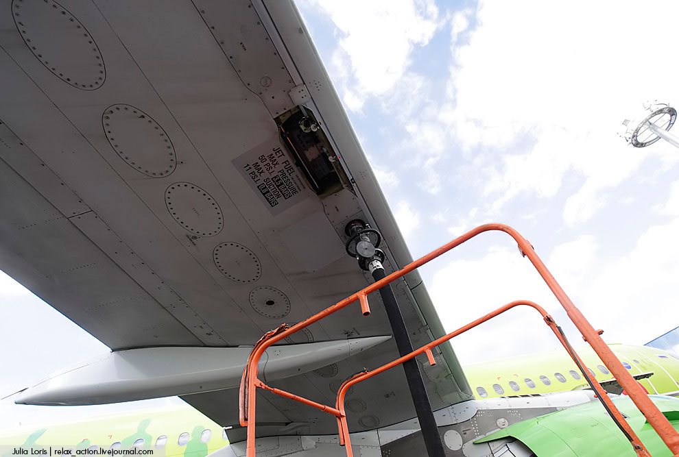 Как заправляют самолеты